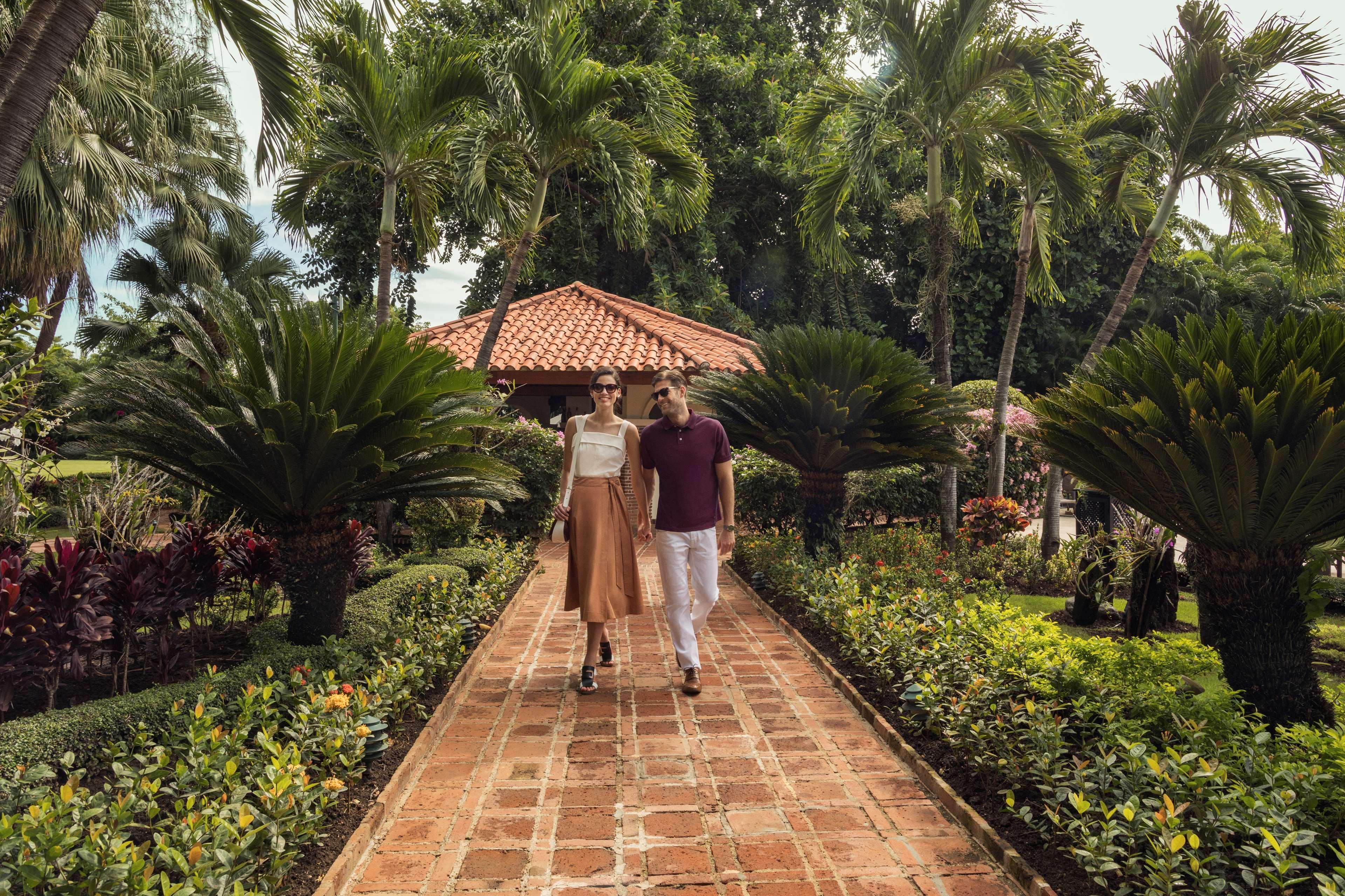 El Embajador, A Royal Hideaway Hotel Santo Domingo Zewnętrze zdjęcie The resort's gardens