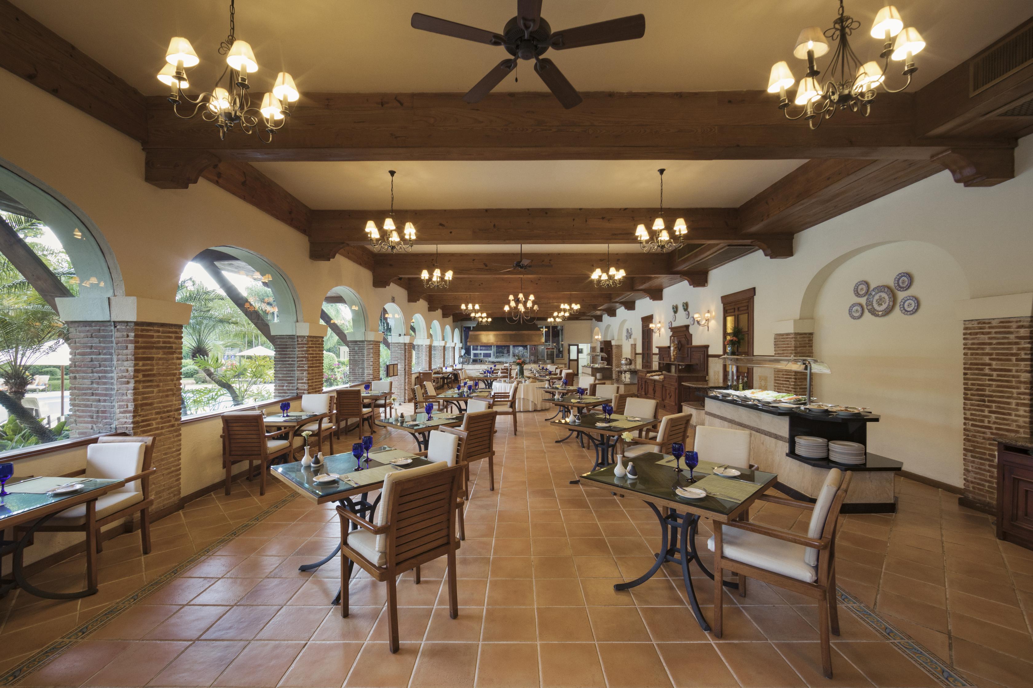 El Embajador, A Royal Hideaway Hotel Santo Domingo Zewnętrze zdjęcie The restaurant at the hotel