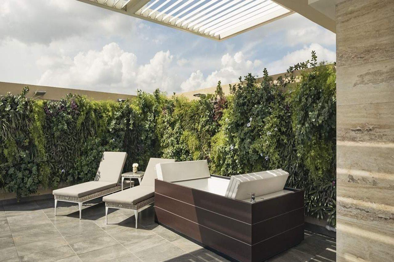 El Embajador, A Royal Hideaway Hotel Santo Domingo Zewnętrze zdjęcie A living wall in a private residence