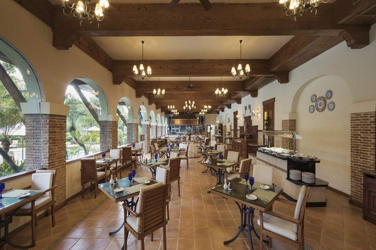 El Embajador, A Royal Hideaway Hotel Santo Domingo Zewnętrze zdjęcie The restaurant at the hotel