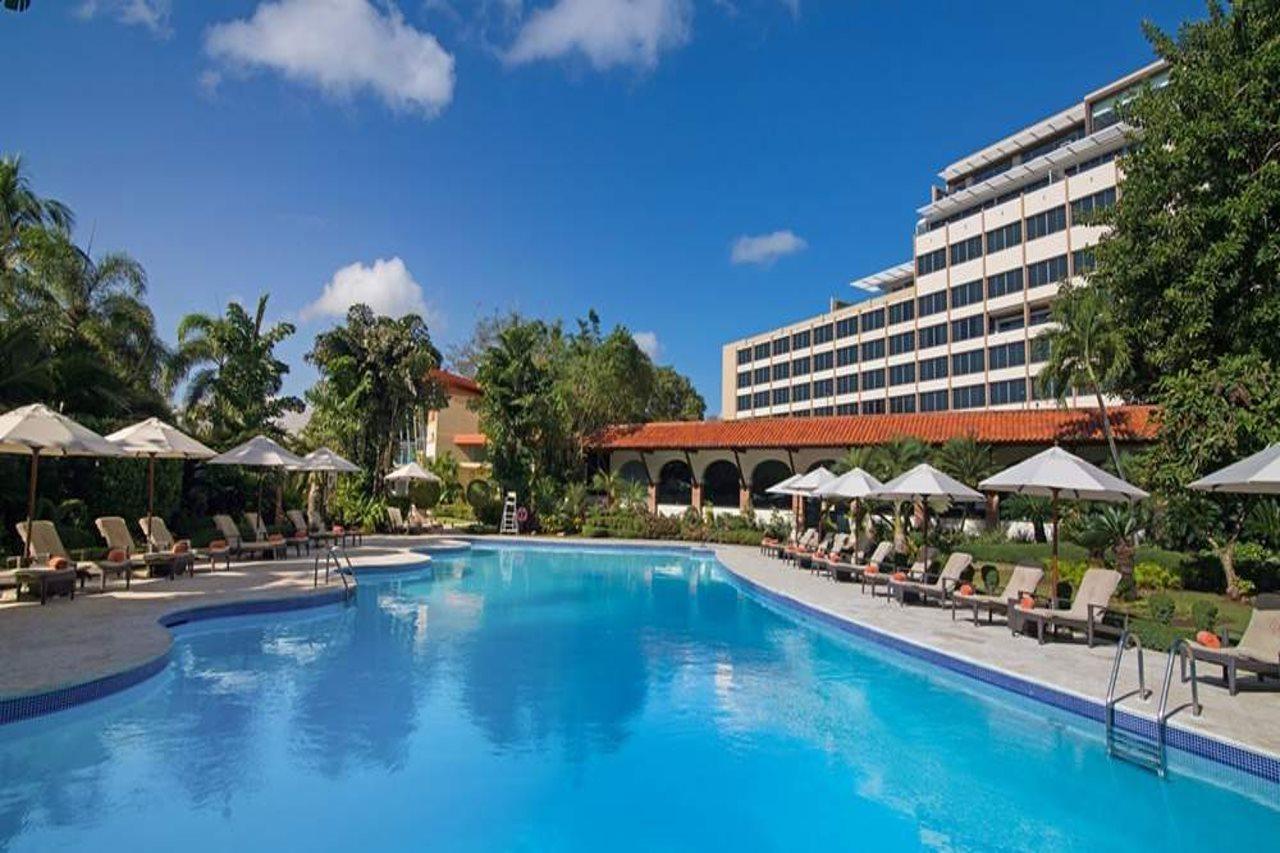 El Embajador, A Royal Hideaway Hotel Santo Domingo Zewnętrze zdjęcie The swimming pool at the hotel