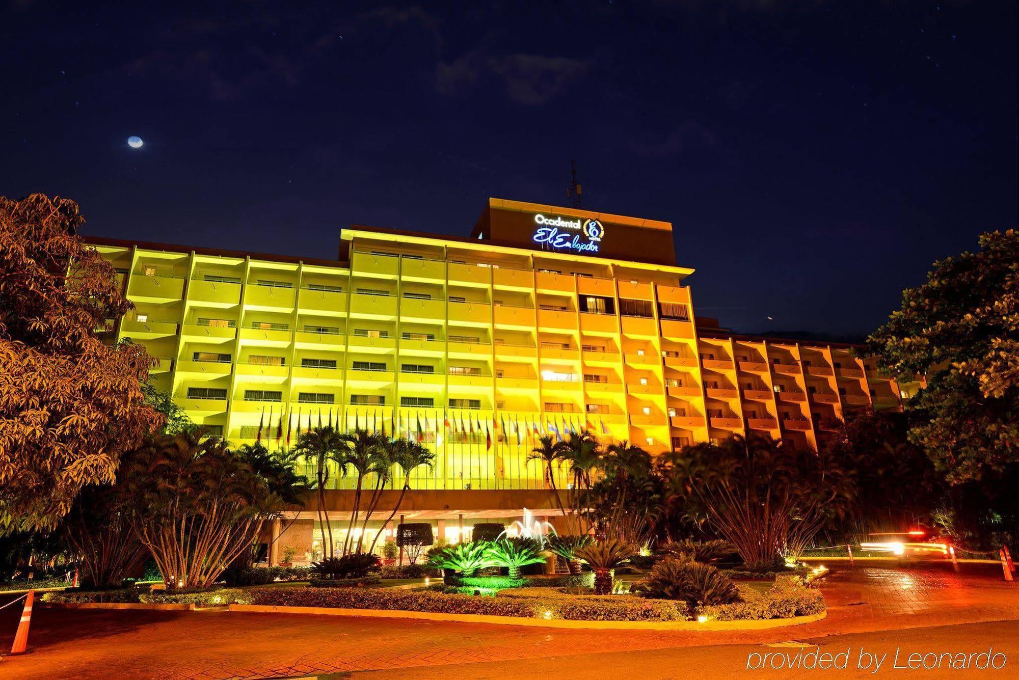 El Embajador, A Royal Hideaway Hotel Santo Domingo Zewnętrze zdjęcie The hotel at night
